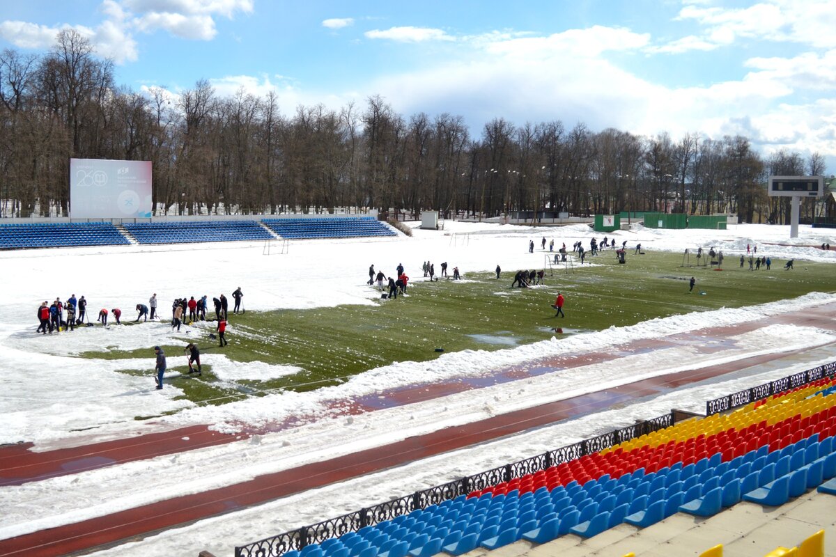 Футболисты на поле в снег