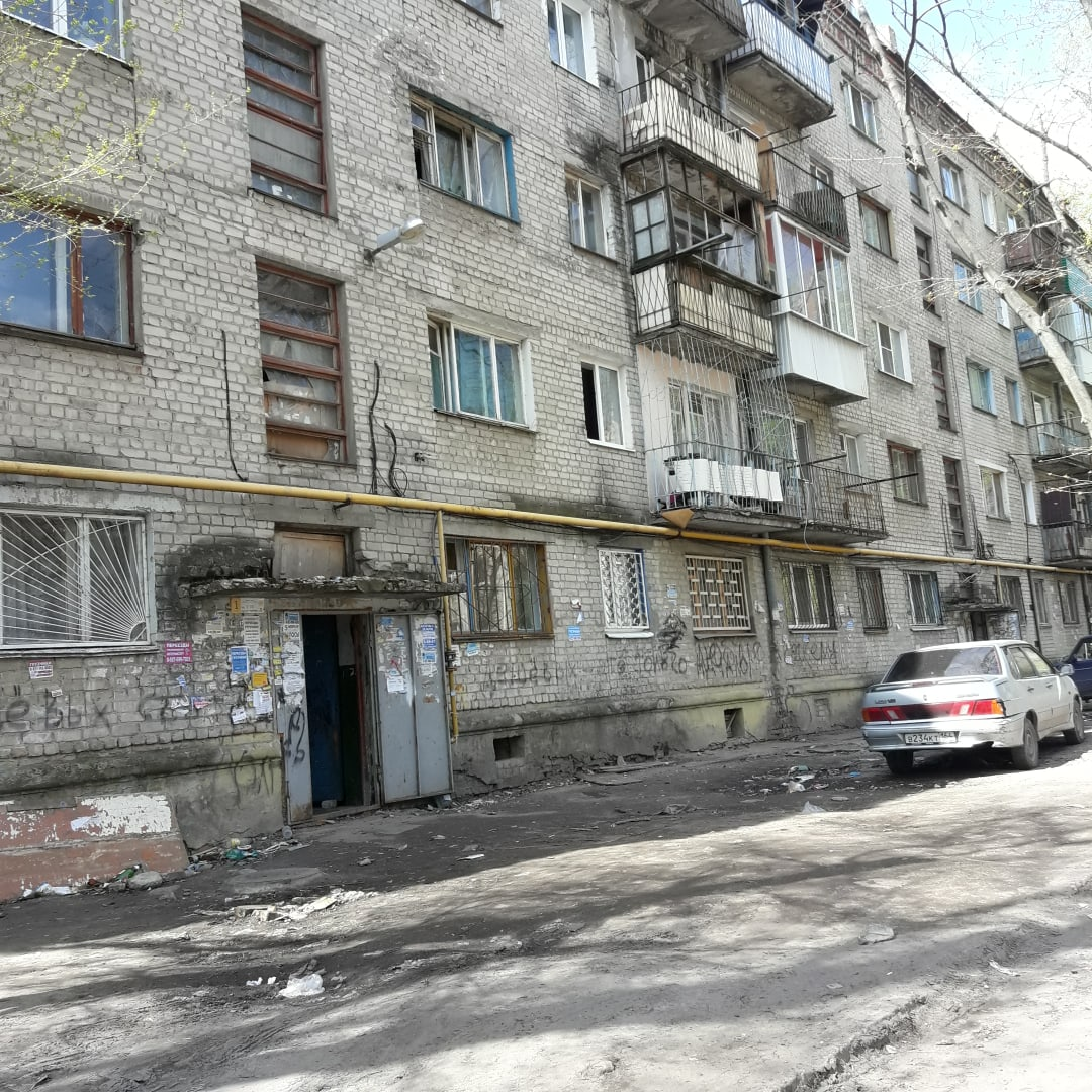 С 2018 года дом аварийный, но не расселен, три года, как отказалась УК. Дом-призрак.