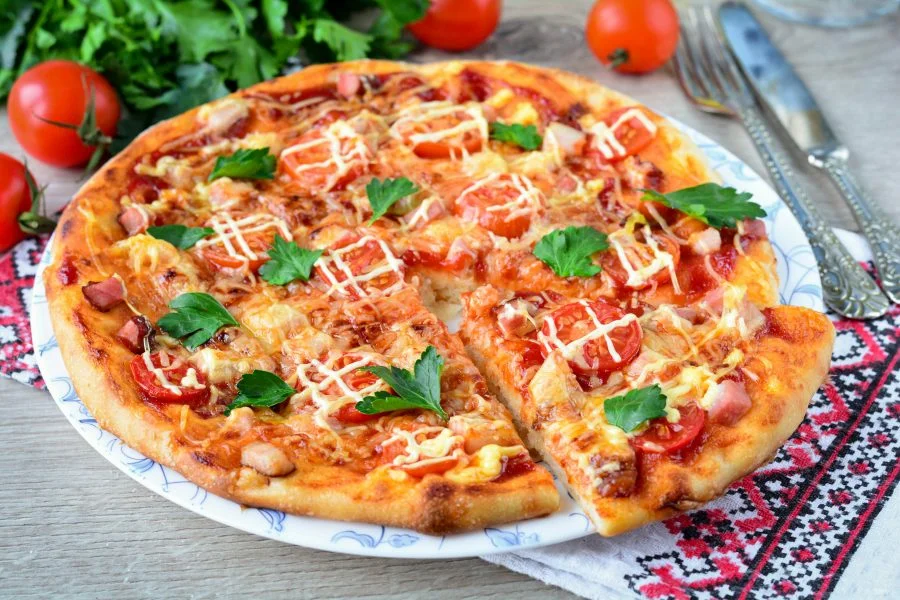 Пицца на готовом дрожжевом тесте. Пицца домашняя. Пицца с помидорами. Пицца на дрожжевом тесте. Пицца с помидорами и сыром.