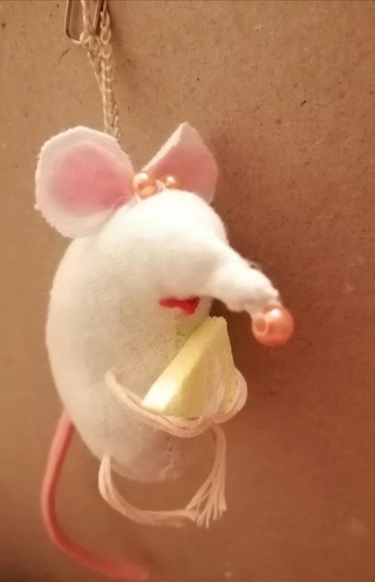 Расскажу как сшить из ткани вот такую крыску. 