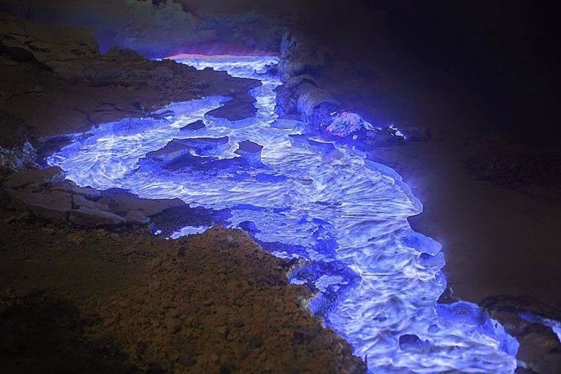 Вулкан с синей лавой!
