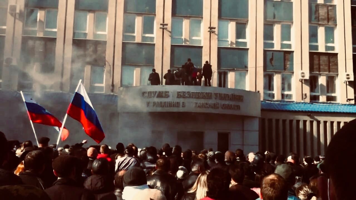 23 июня 2014 год. Захват здания СБУ В Луганске. Апрель 2014.. Штурм СБУ В Луганске. Штурм СБУ В Луганске 2014. Здание СБУ 2014 Луганск.