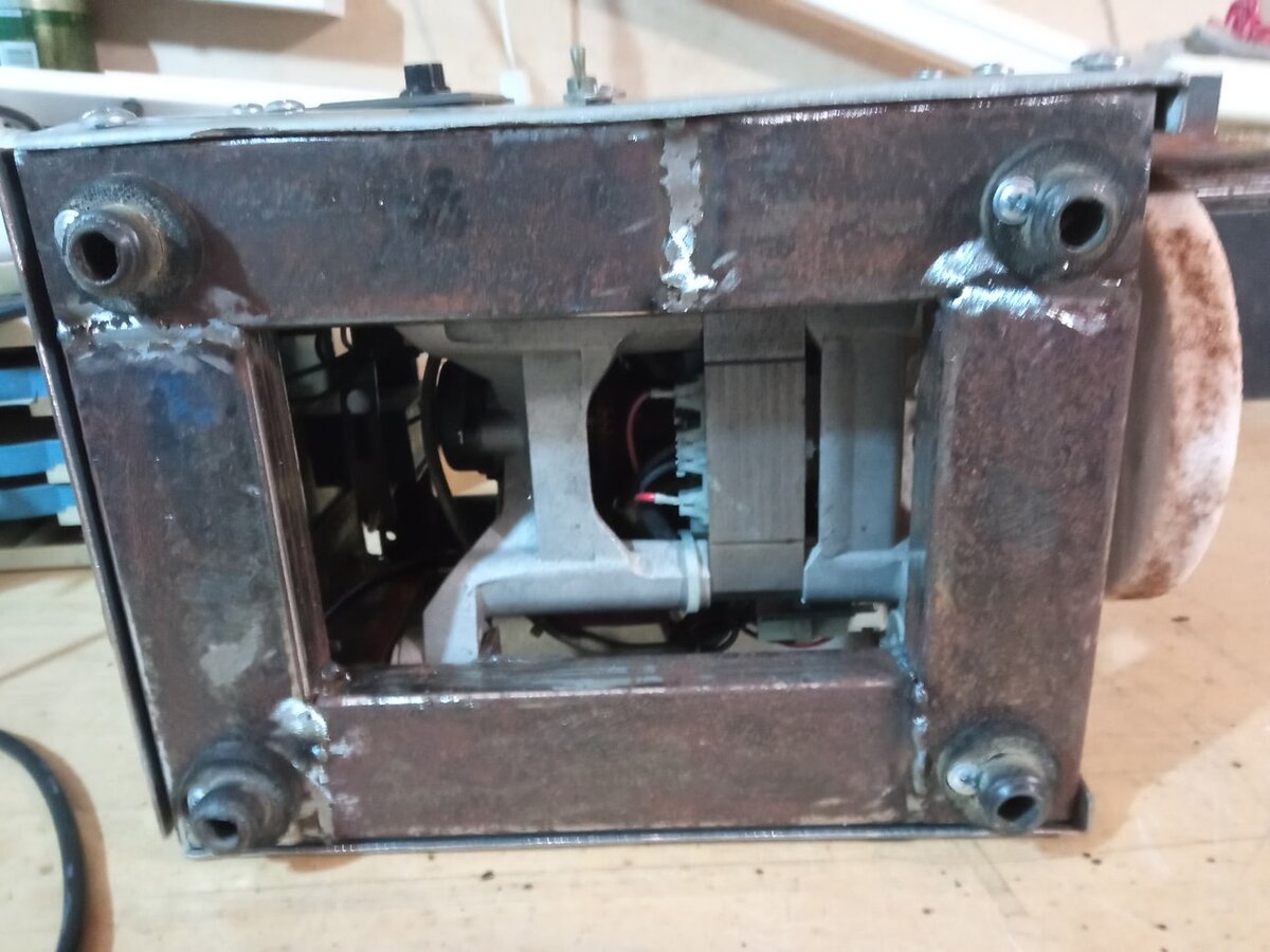 Вид снизу. Видны резиновые ножки