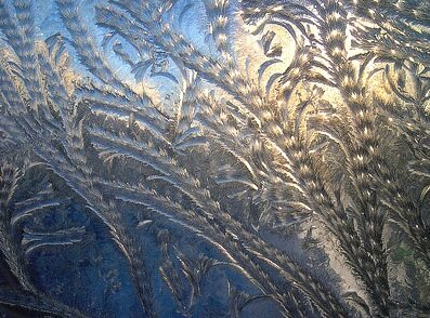 Естественный морозный узор на окне