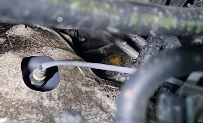 Покажу куда заливать масло в КПП на новой Ладе Весте на механике ...