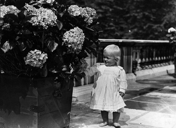Июль 1922 года, Филиппу недавно исполнился год. Фото: Topical Press Agency / Getty Images, взято с сайта РБК: https://www.rbc.ru/photoreport/09/04/2021/5d1b2e629a7947c349bc9df6