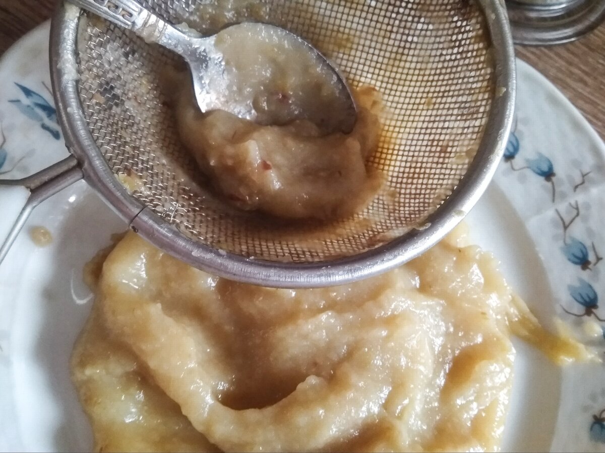 Яблочное пюре перетереть через сито.