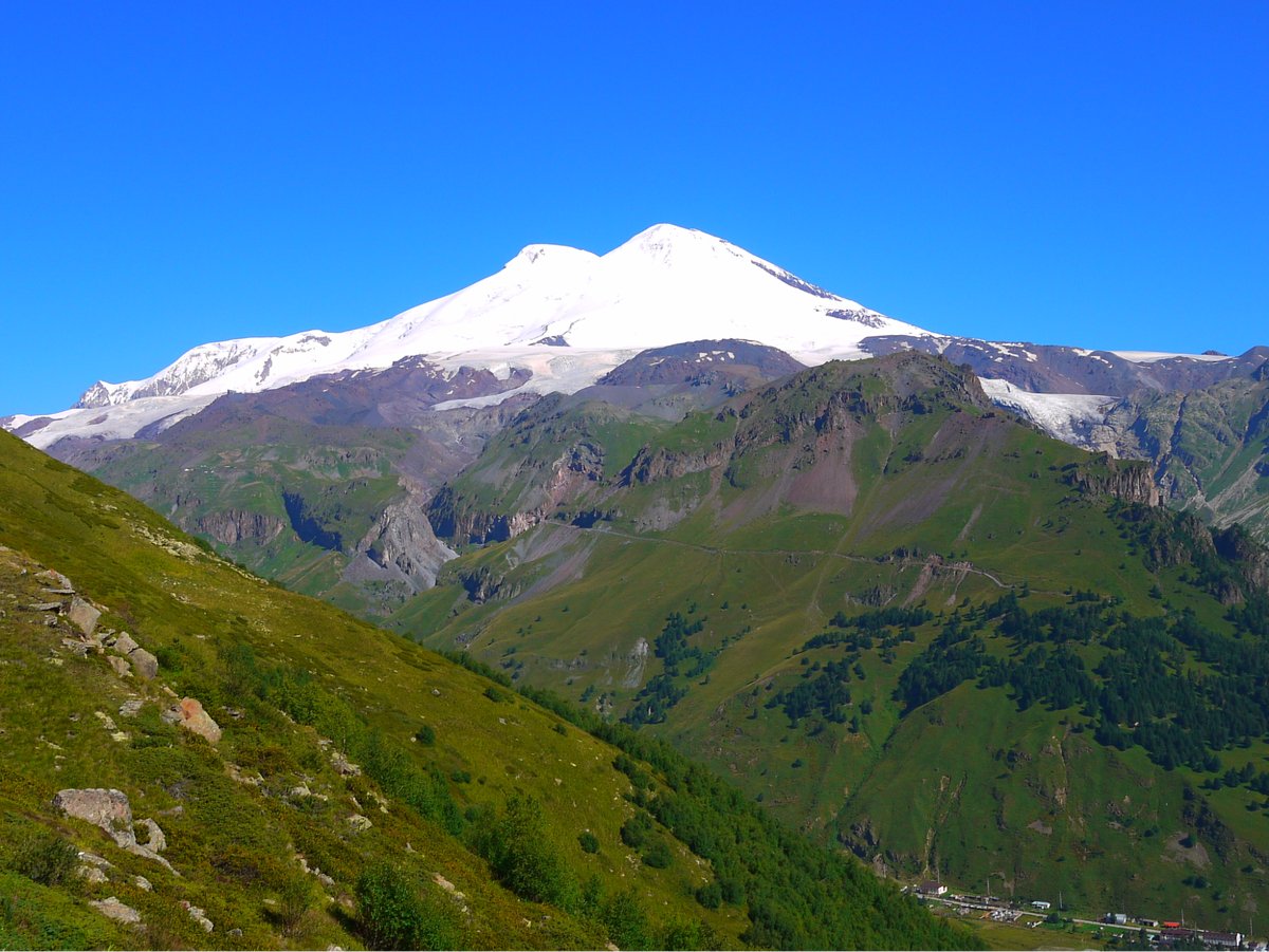 Какая наивысшая точка кавказа. Гора Эльбрус вид с Чегета. Гора Чегет в Кабардино-Балкарии. Эльбрус с горы Чегет. Гора Эльбрус (Кабардино-Балкария, Карачаево-Черкесия).