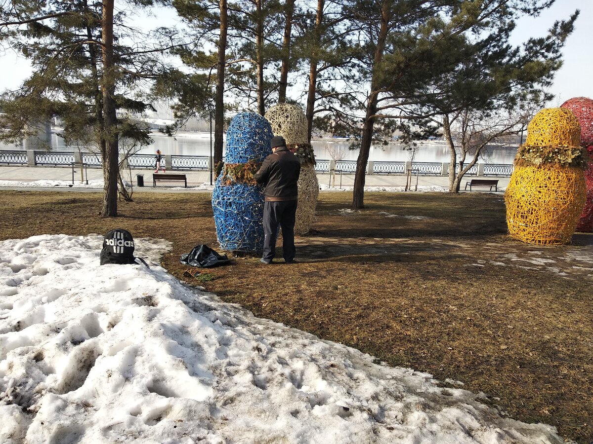 С инсталляций наконец-то сняли новогодние украшения)))