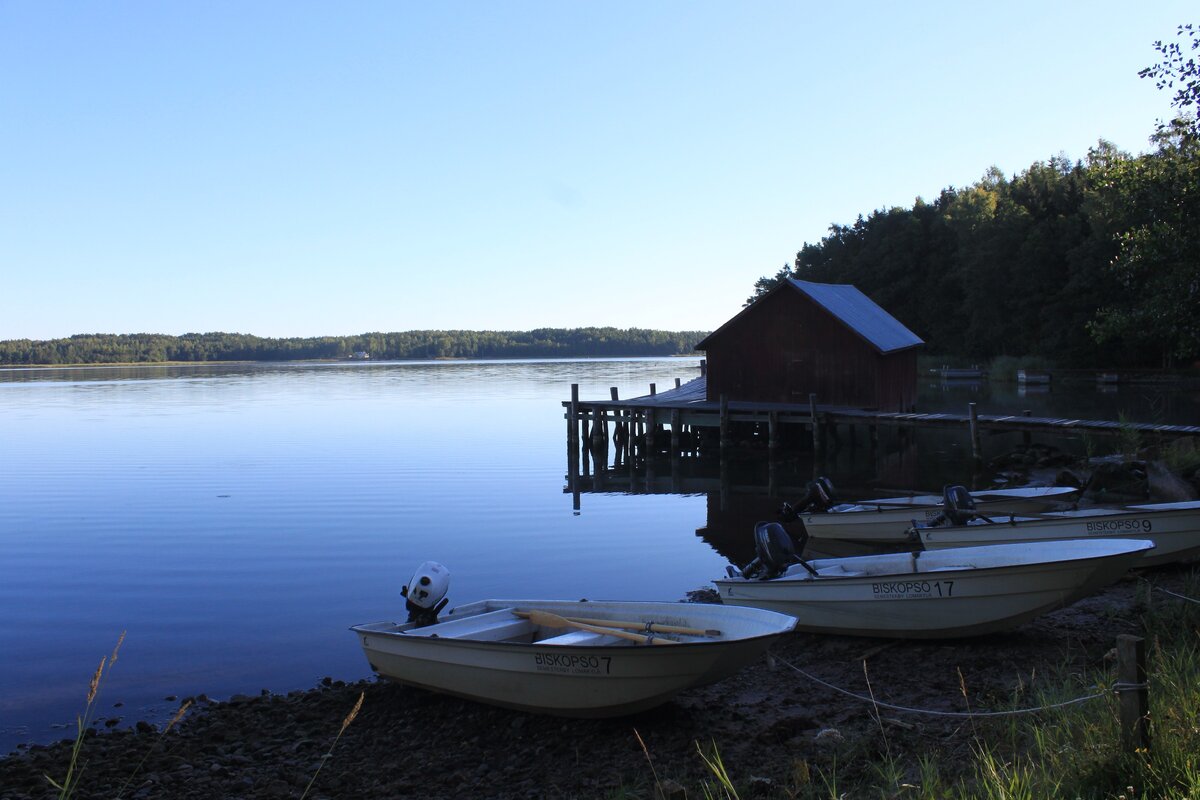 встав пораньше похолодку спустились к лодкам