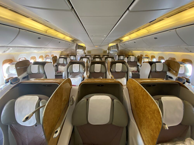 Бизнес-класс Emirates В777-300ER. Фото: Arran Rice - Simple Flying