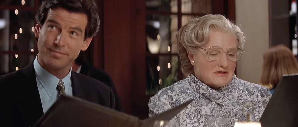 Пирс Броснан и Робин Уильямс. Кадр из кинофильма "Миссис Даутфайр", 1993 г., режиссер  Крис Коламбус, сценаристы Рэнди Мейем Сингер, Лесли Диксон, Энн Файн, композитор  Говард Шор (скриншот)