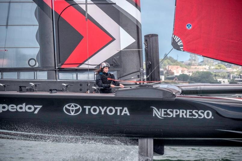 Элиза Бивис проверяет свои навыки на лодке, выигравшей Кубок Америки в команде Эмирейтс Новой Зеландии. Фото: Хэмиш Хупер / ETNZ.