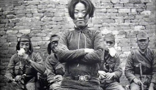 Перед Вами китайская партизанка Чэн Бенхуа и японские солдаты.
И за этим весёлым кадром скрывается трагедия, так как  девушка приговорена к смерти.-2