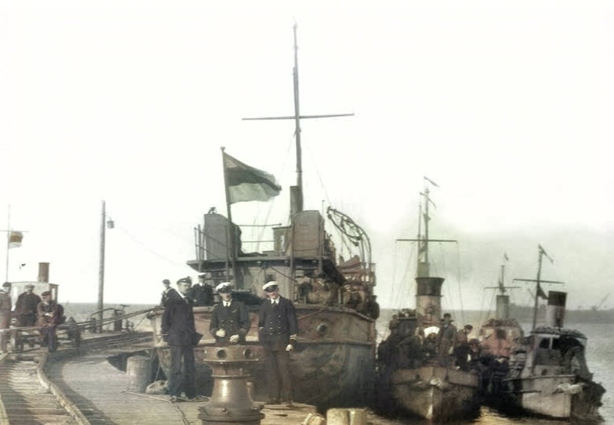 Дивизион тральщиков эстонского флота. В центре — плавбаза «Kotka». 1920 год