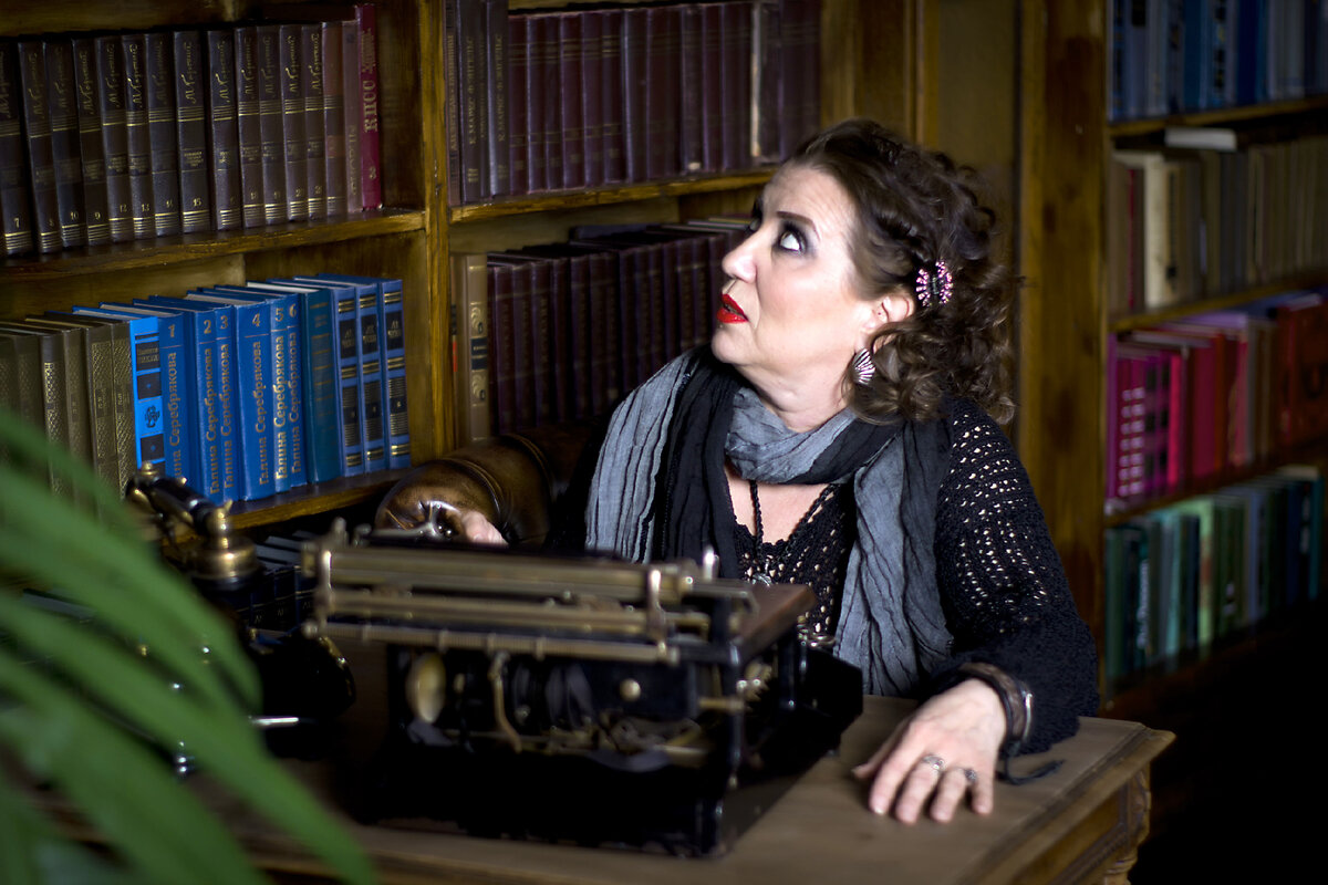 С детства чтение было и остается моим любимым времяпрепровождением. У меня дома огромное собрание всевозможной художественной и исторической литературы. Но детективный жанр – моя слабость. 