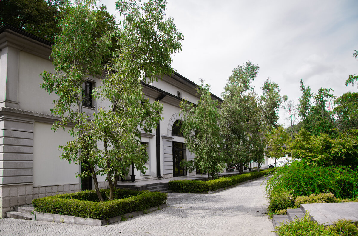 Апартаментный комплекс "Лотос" утопает в зелени. Фото ко всем снимкам в публикации: Иван Бадиков. 