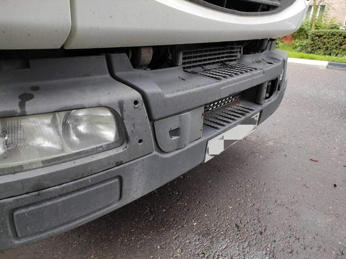 Есть мелкие сколы и другие следы эксплуатации