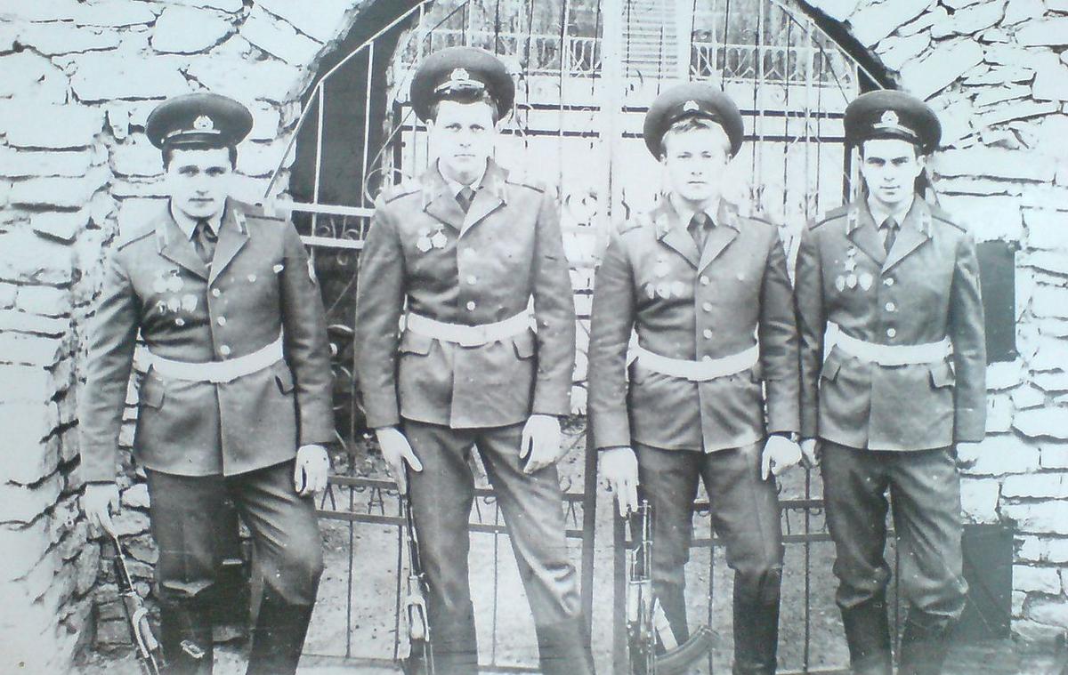 Парадная форма (под сапоги)  с оружием и белым поясным ремнем