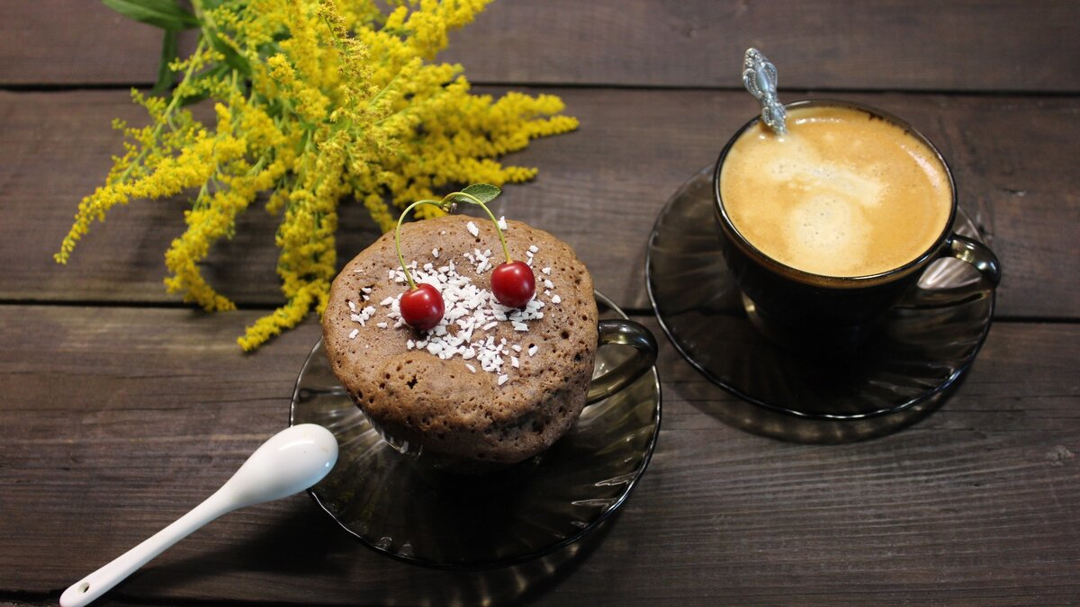 Изумительный  вкусный шоколадный десерт за 1 минуту- Это реально! Наверное , фондан - это самый вкусный шоколадный десерт, который существует в мире! Да, я настоящий фанат этого лакомства))Он всегда нравится гостям и родным _ от него  все в восторге, ну при условии, конечно, любви к тёмному , чёрному шоколаду. А теперь я научилась готовить любимую  сладость  в микроволновке. - быстро,просто,буквально за 1 минуту и можно наслаждаться  вкусняшкой и  пить с кофе или чаем. 