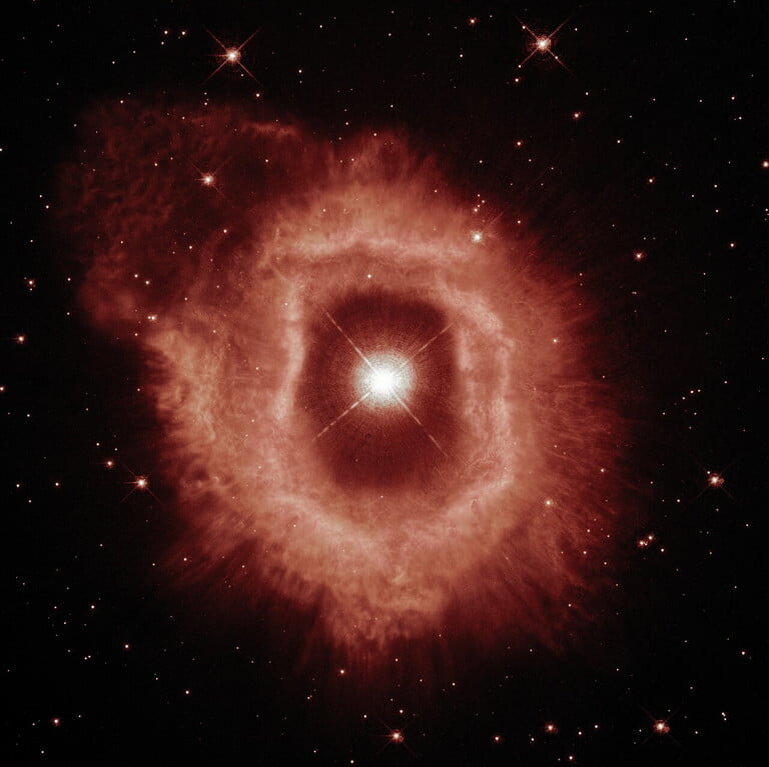 Этот вид AG Carinae демонстрирует детали выбросов ионизированного водорода и ионизированного азота из туманности (показан здесь красным цветом).
ЕКА/Хаббл и НАСА, А. Нота, К. Бритт