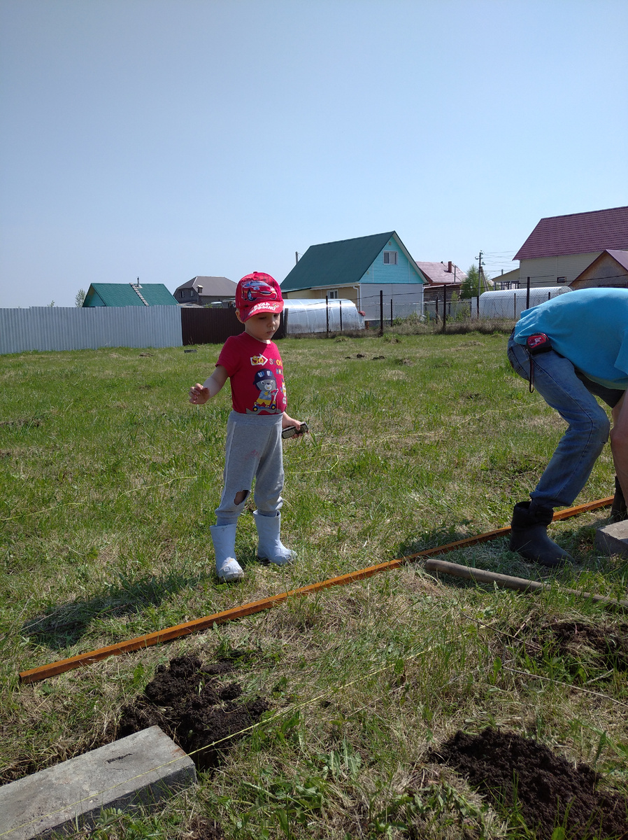 Делают фундамент под теплицу...