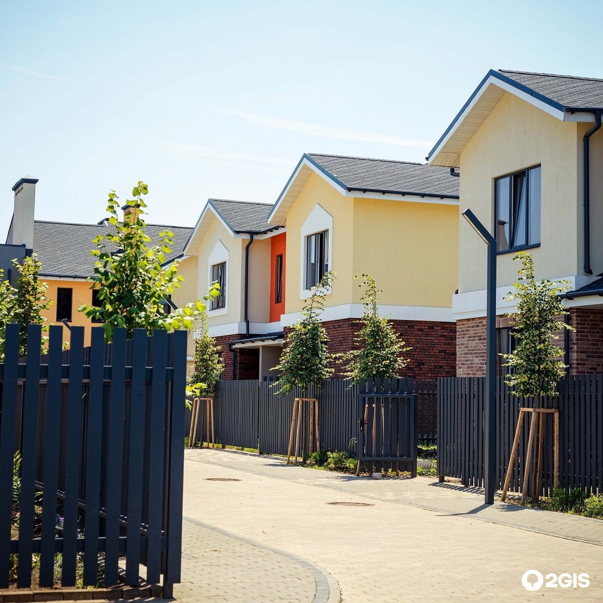 Ещё беда подавляющего большинства КП- маленькие участки, и высокая плотность застройки. Очень уж всё скученно, близенько получается....