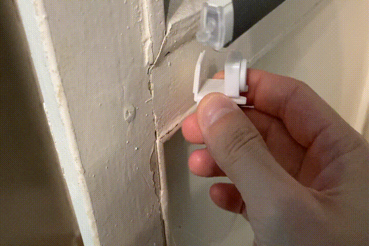 Нашел чем заменить двусторонний скотч, если он постоянно отклеивается и ...