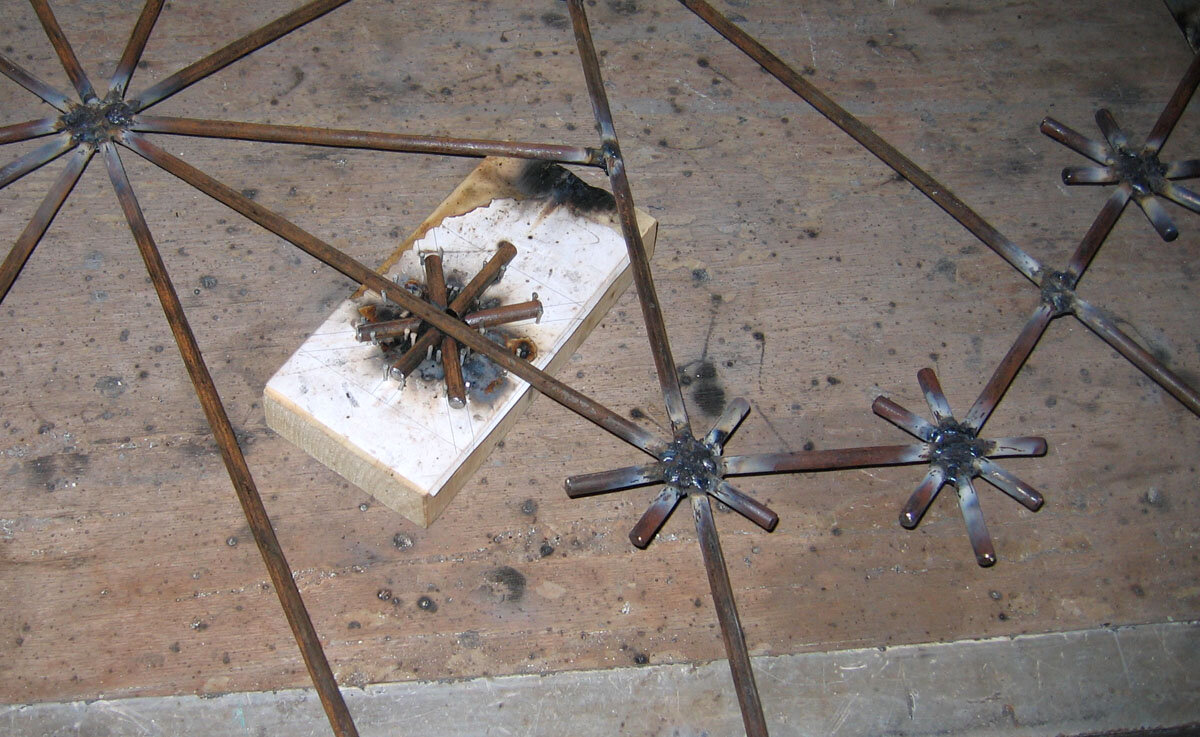 Кондуктор в деле на сварочном столе