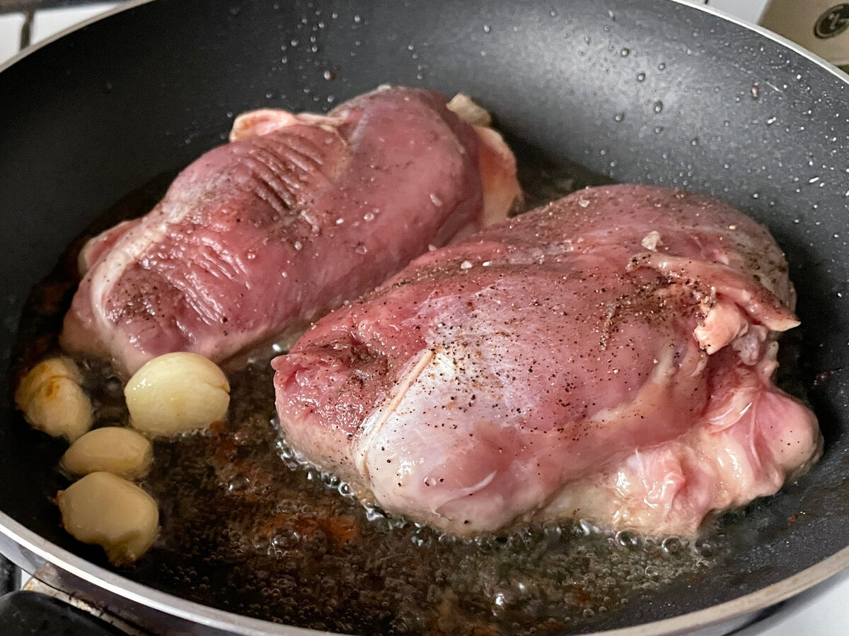 Утиная грудка в духовке. Филе утки жареное. Фаршированная утиная грудка. Жареная утиная грудка. Как вкусно приготовить утку филе.