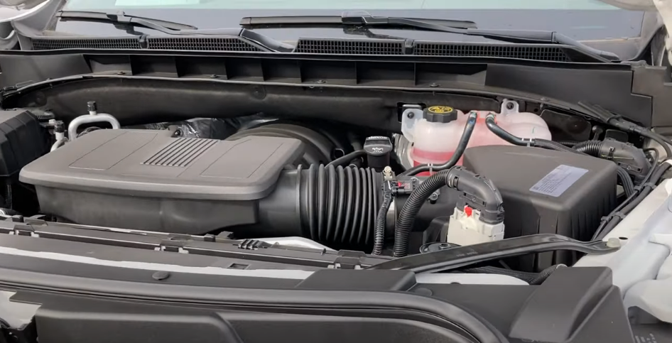 Подкапотное пространство, вид справа снизу.