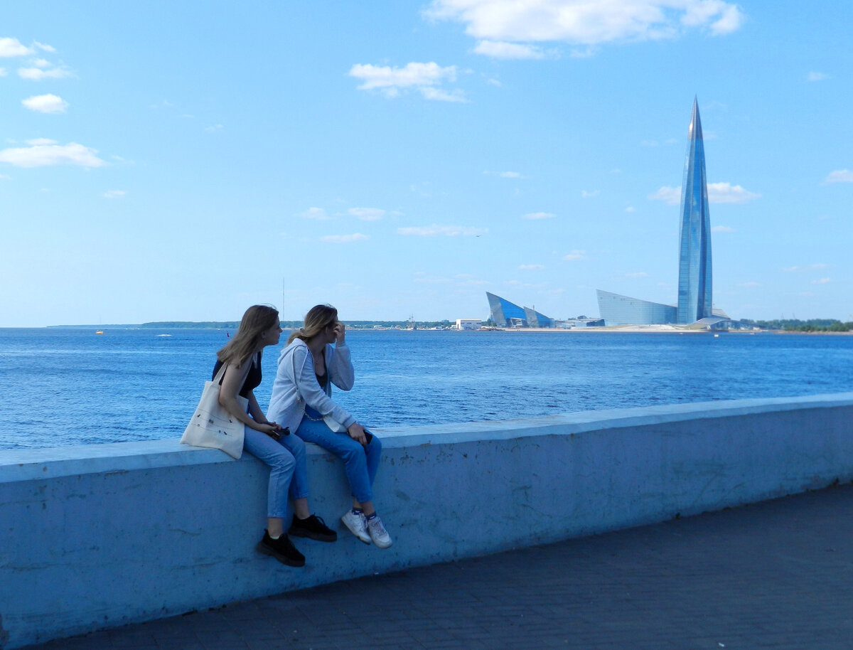 Вид на Лахта-Центр с набережной.