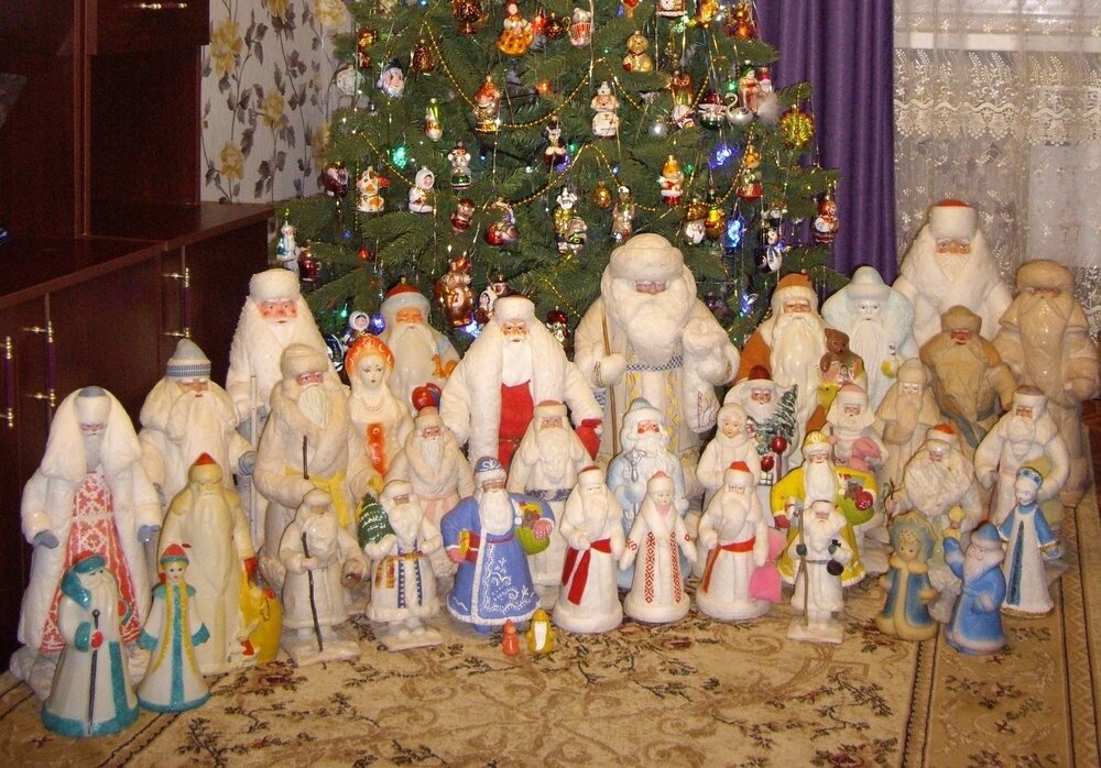 Разнообразные Деды Морозы и Снегурочки, у большинства наверное были в детстве.