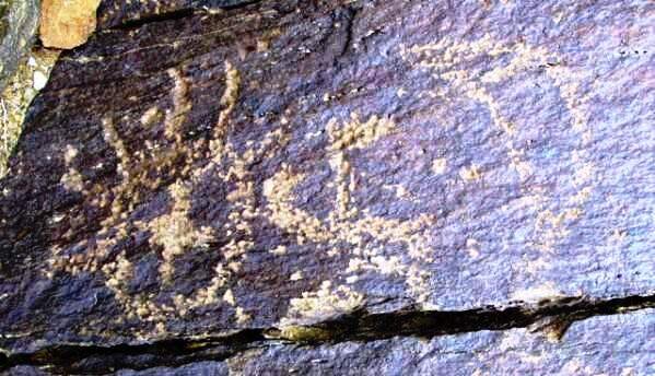 Изображение крест - звезды и Луны. Наскальный рисунок. Тибет.