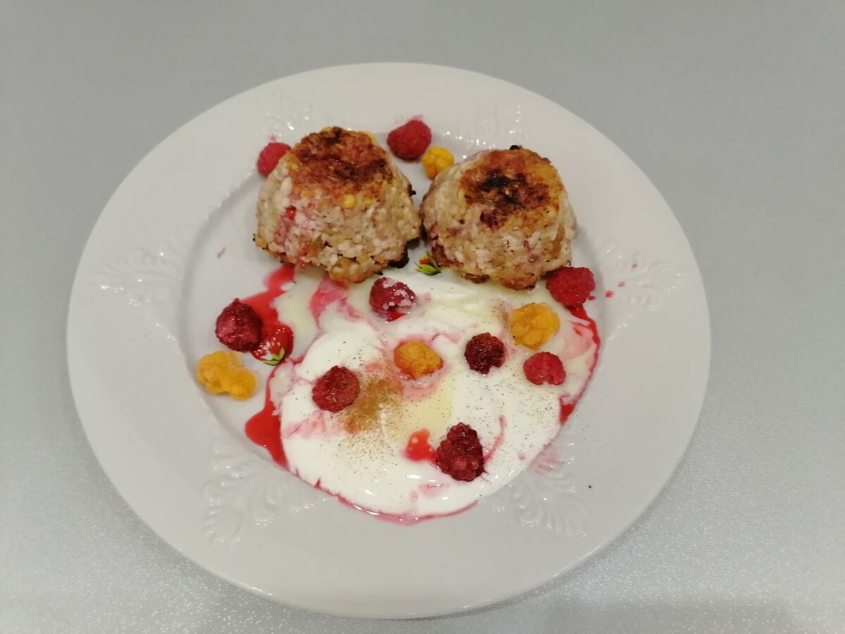 Овсяно-банановые кексы, ложка сметаны, морошка и малина из заморозки