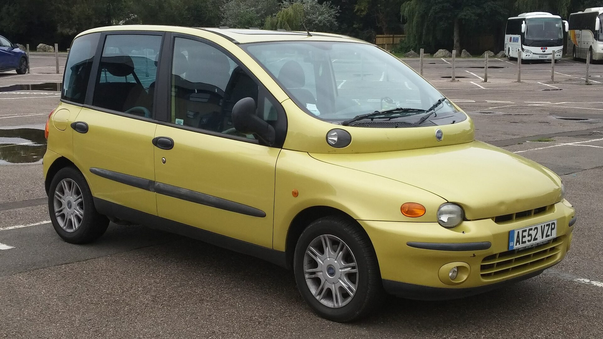 Fiat Multipla и нога