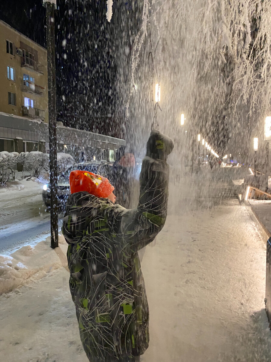 Фото автора. Снежный салют в честь падения очередного забора! 
