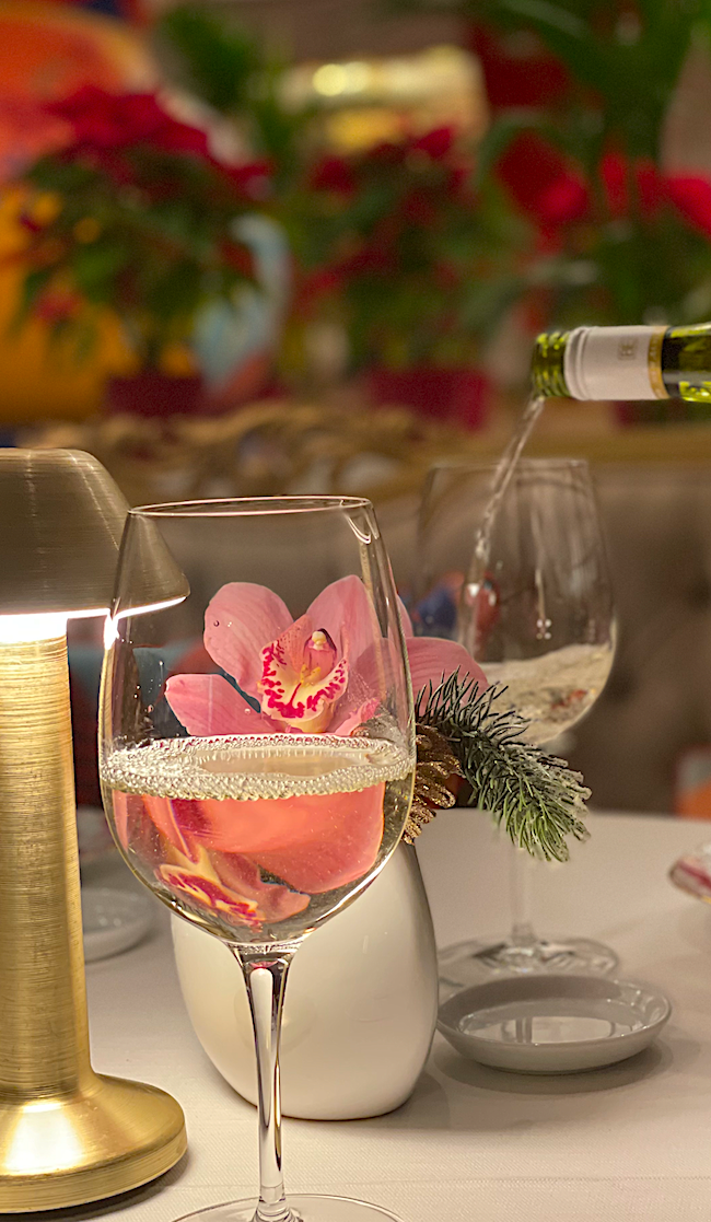 Вино - со слов Эммануэля Микрона - президента Франции -  самый красивый вектор дружелюбия. Главное - умеренность. Фото автора