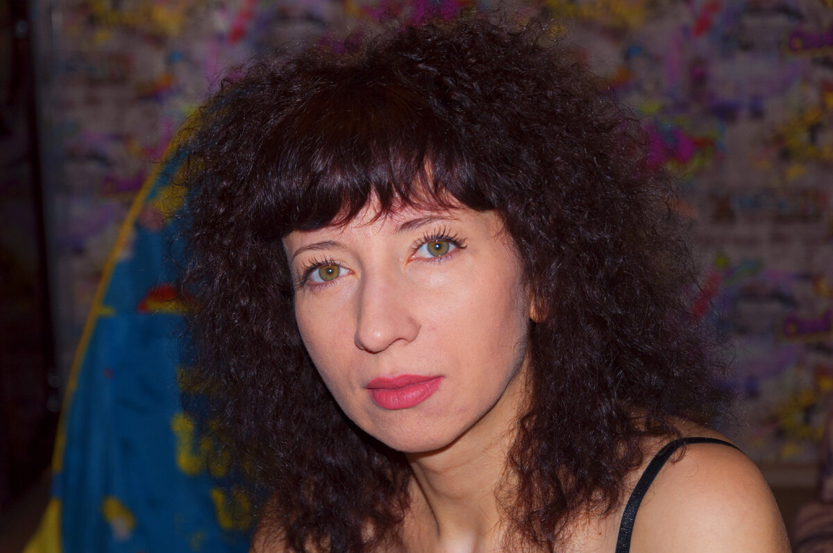 С ЧЕГО НАЧАТЬ МОДЕЛЬНУЮ КАРЬЕРУ Итак, ты решила попробовать себя в модельном бизнесе, с чего начать:

НАУЧИТЬСЯ ПРАВИЛЬНО ПОЗИРОВАТЬ
Главное в позировании — полная раскрепощенность и свобода, поэтому если ты не зажата и твои движения лёгкие, естественные и непринужденные, то тебе не сложно будет правильно позировать, даже если у тебя нет опыта. Однако в любом случае тебе необходимо будет смотреть каталожные или имиджевые фото с разной позировкой и отрабатывать их перед зеркалом.
Если чувствуешь, что не получается, то лучше взять уроки у того, кто преподаёт позирование. Они, как правило, не дешёвые, но очень будут тебе полезны.
Ну а если у тебя есть деньги и время, то можно походить в модельную школу (ищи в интернете и читай о ней отзывы).
Также тебе нужно найти у себя рабочую сторону, то есть наиболее удачный ракурс лица и тела.

НАЙТИ ФОТОГРАФА ДЛЯ ПЕРВЫХ СЪЕМОК
Теперь нужен фотограф, который сможет и захочет пофотографировать тебя и лучше за бесплатно. Это как раз тот случай, когда фотографии с телефона не подойдут ни для модельного теста, ни для первого портфолио. Потому как при увеличении и печати на формате А4 мобильные фотографии очень сильно потеряют качество. У фотографа должен быть зеркальный или беззеркальный фотоаппарат, желательно с портретным объективом.
Любой начинающий фотограф, который недавно купил себе камеру, находится в поисках «фото-жертвы» для своих первых снимков — это твой вариант. Обычно из 500 кадров, которые он сделает можно выбрать 2-3 фотографии себе для портфолио и отретушировать их.

ПОДГОТОВИТЬ МОДЕЛЬНЫЙ ТЕСТ
Первые тестовые фотографии (не путать с портфолио), которые подчеркивают твою естественную красоту. Модельный тест нужен для того, чтобы отправлять эти фотографии на кастинги в модельные агентства. Подробнее как делается профессиональный модельный тест можно поискать в Интернете. Для начала тебе нужно сделать 5-6 фотографий большого разрешения и вертикальном виде. В полный рост, по бедра и крупный портрет. Желательно их распечатать, чтобы иметь их всегда под рукой.
Первый модельный тест не обязательно делать в студии. Достаточно попросить знакомых, чтобы тебя пофотографировали в любом закрытом помещении. И не забывай обновлять модельный тест не реже 1 раза в 2 месяца, особенно если ты что-то поменяла в своей внешности.

СОБРАТЬ ПОРТФОЛИО
В портфолио должно входить около 20-30 фотографий (могут попросить прислать больше): 3-4 портрета (нюдовый и 2 портрета с красивым мэйком)
Ростовые снимки — это уже 20 творческих фотографии, которые раскрывают твою красоту в разных образах и помогут оценить будущим заказчикам твои качества фотомодели
Снэпы – делаются на белой циклораме в купальнике (желательно однотонном черном) и в туфлях. Без мэйка! В полный рост (фас, поворот в ¾, со спины) и крупный план, чтобы показать лицо во всех ракурсах. Сделай два варианта: с убранными волосами и с распущенными
Иногда просят отправлять только рабочие фото с каталогов, либо с имиджевых фотосессий. Чтобы собрать первое портфолио нужно провести не менее 10 съемок с разными фотографами. 
МОДЕЛЬНЫЕ АГЕНТСТВА В МОСКВЕ
Если тебя пригласили на собеседование в модельное агенство, потрать 5 мин своего времени и поищи информацию про это агентство в интернете, особенно почитай отзывы. Есть агентства, которые заманивают к себе подписать договор и пройти обучение, обещая что гарантию трудоустройства. Обучение стоит достаточно больших денег, а вот работой вас никто не обеспечит. Расторгнуть договор тоже не так просто. Будь осторожна и внимательна.

КУДА ОТПРАВИТЬ МОДЕЛЬНЫЙ ТЕСТ
Отправляй во все модельные агентства подряд. Однако есть ограничения по возрасту. Анкеты рассматривают, если твой возраст до 25-26 лет.