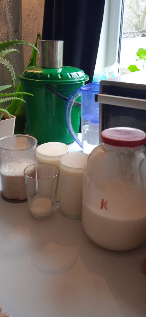 На фото сливки для масла в большом стакане, сливки для еды в маленьком, две банки для простокваши и литра полтора остается на еду. По факту-то в баллоне больше трех литров 😉