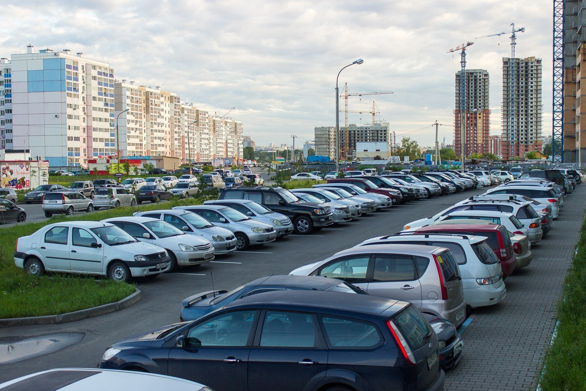 Стоянки екатеринбург. Петра ментальника парковка. Парковки Академический район. Пробки в академическом. Парковки в микрорайоне.