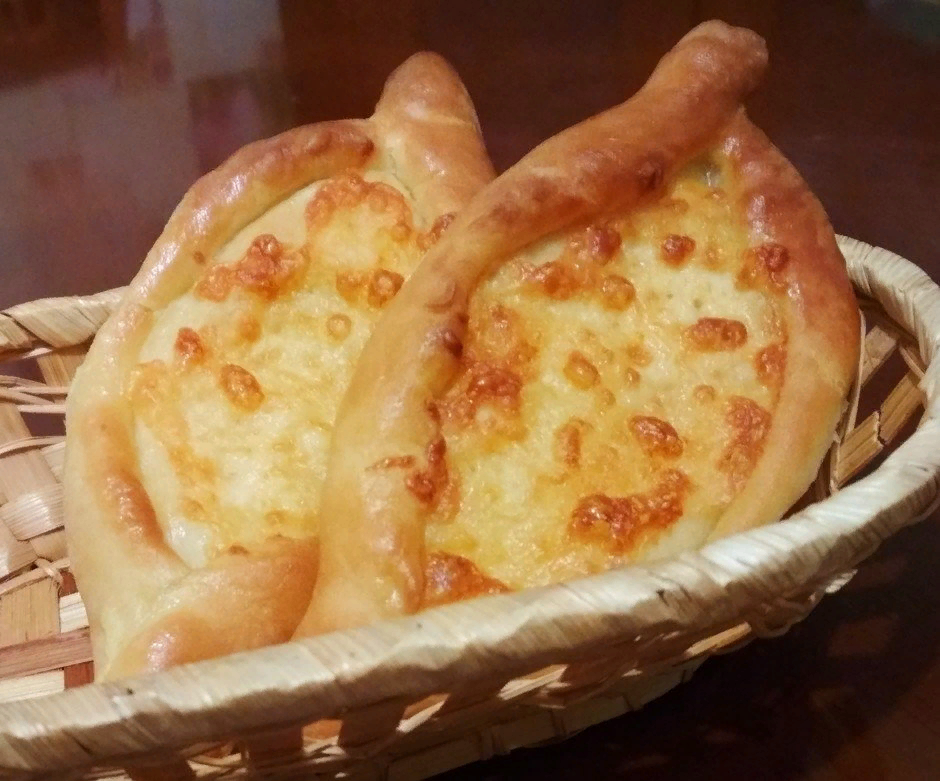 Хачапури - знаменитая грузинская лепешка с сыром. Рецептов столько много, что порой они кардинально отличаются друг от друга, так же как и внешний вид изделия. Общим остается наличие теста и сыра. Приготовить хачапури в домашних условиях не сложно. Предлагаю оригинальный рецепт выпечки хачапури. Чтобы ощутит настоящий вкус и по настоящему оценить достоинства блюда, тесто и начинку нужно приготовить своими руками. Именно так готовят хачапури местные жители, и именно по этому они стали так популярны. 