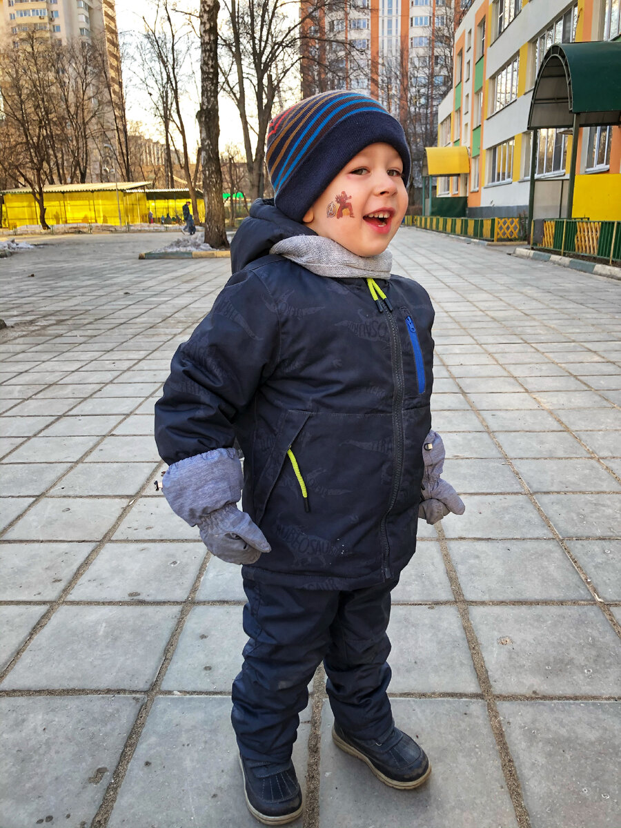 На этом фото Сашок показывает на щеке свою татуировку в виде человека-паука.