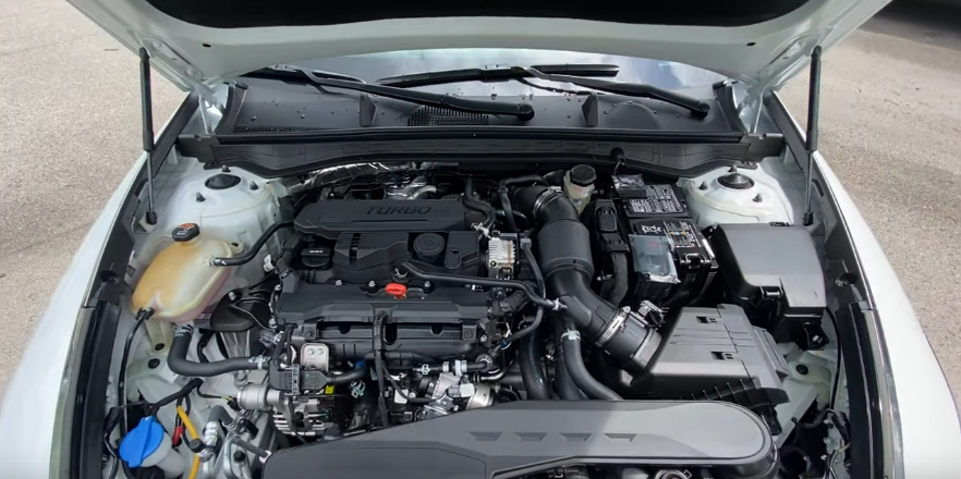 Подкапотное пространство в комплектации SEL у Hyundai Sonata 2022 года. Здесь установлен двигатель с рабочим объемом 1,6 литра с турбиной.