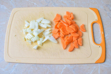 ШАГ 2:
Лук и морковь очистите и ополосните в проточной воде от загрязнений. Лук мелко нарежьте. Морковь можно натереть на терке или нарезать кусочками.