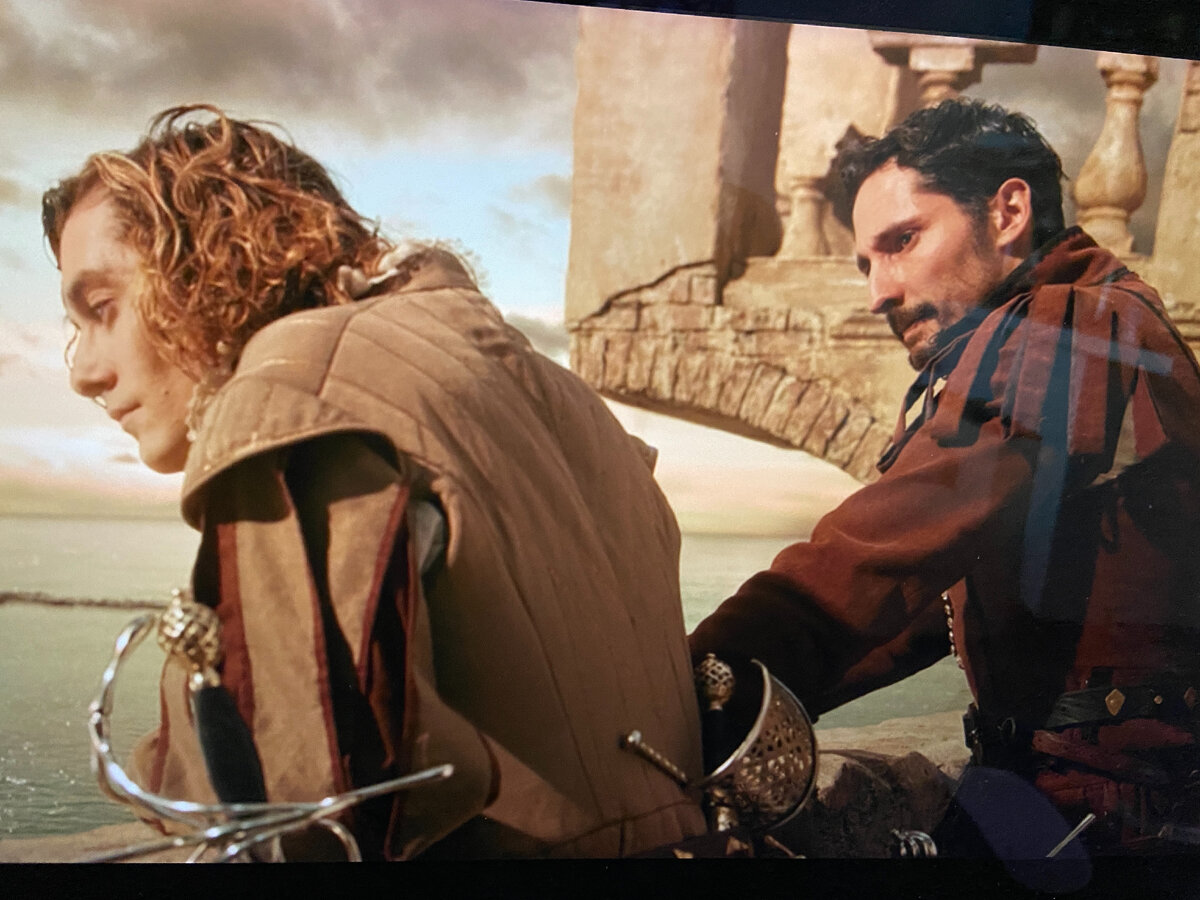 Слева Альдо Ракан, справа Робер Эпинэ, находятся они в городе Агарис, а бежали они из Талига, бывшее королевство Талигоя и сейчас находятся под покровительством Эсперадора, которого мы не увидим. При этом Робэра хочет завербовать Магнус Эрестид, но кто это, нам все равно не расскажут, так что не парься. И за ними наблюдает Мэллет, соглядатай гагнов... И чем дальше, тем больше имен и названий. Все запомнить невозможно, а какие важны непонятно. 