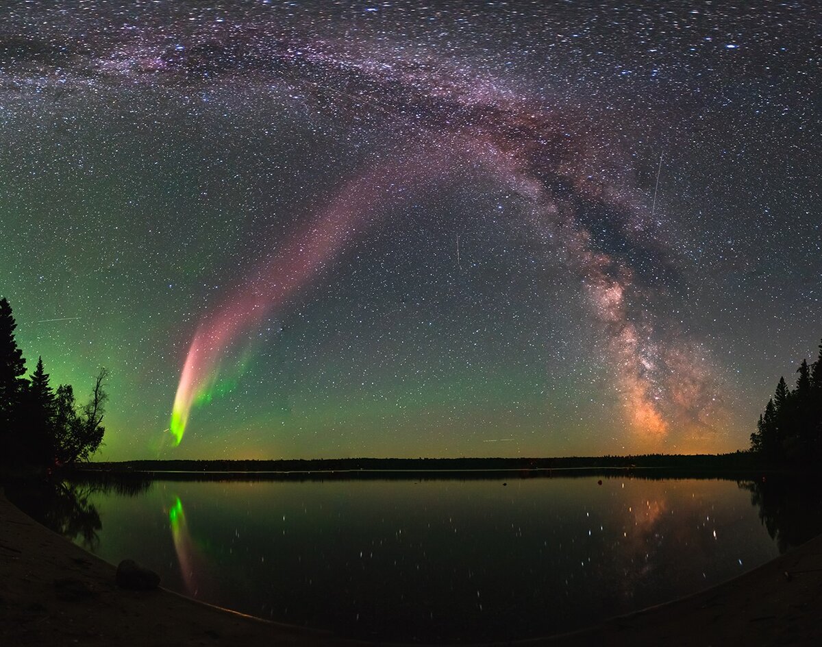 Млечный Путь пересекает северное сияние... Источник фото: https://glav.su/files/messages/2020/06/07/5688623_c03871f1dc9c2a85ed71d08b597db4bb.jpg 