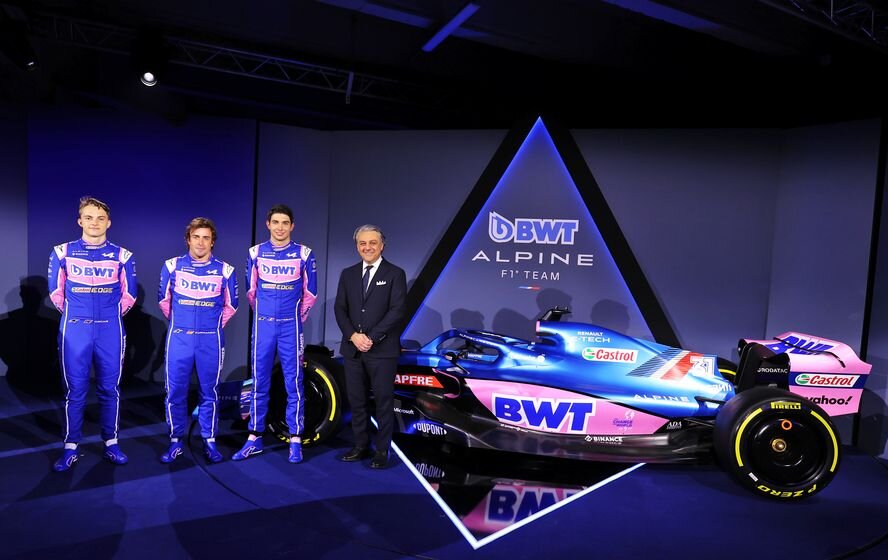 Слева направо: пилоты Пиастри, Алонсо и Окон с главой Renault Лукой де Мео 