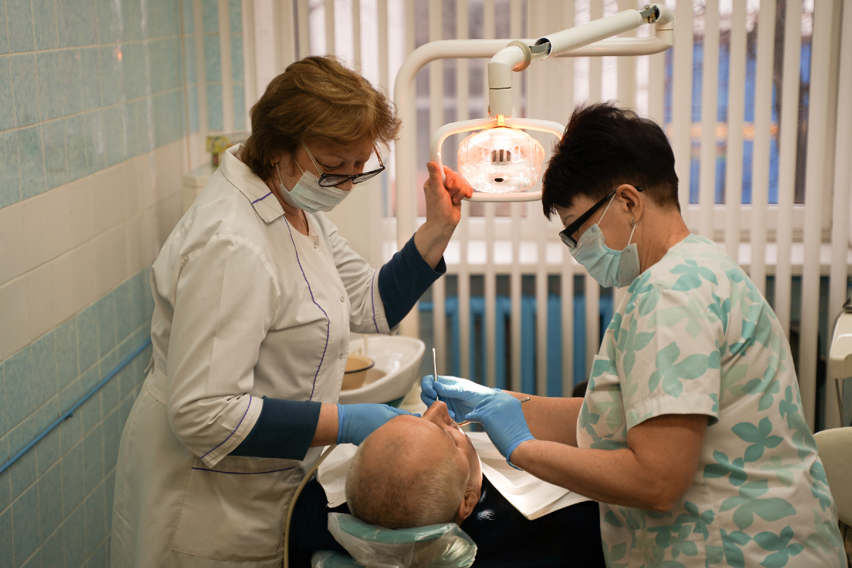 Медсестра Елена Кудрявцева и стоматолог-терапевт Татьяна Кувшинникова с пациентом 