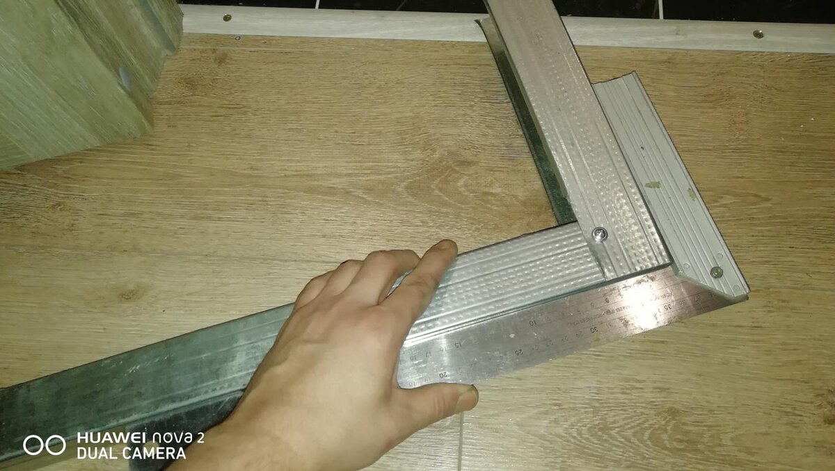 загиб, контролируемый угольником, фиксируется парой саморезов вбок